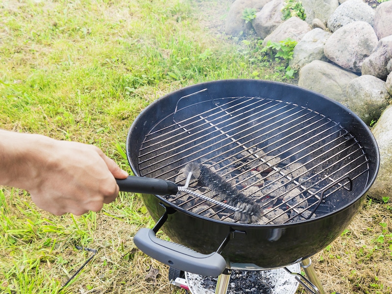 How to Use a Grill Brush to Clean Your Barbecue