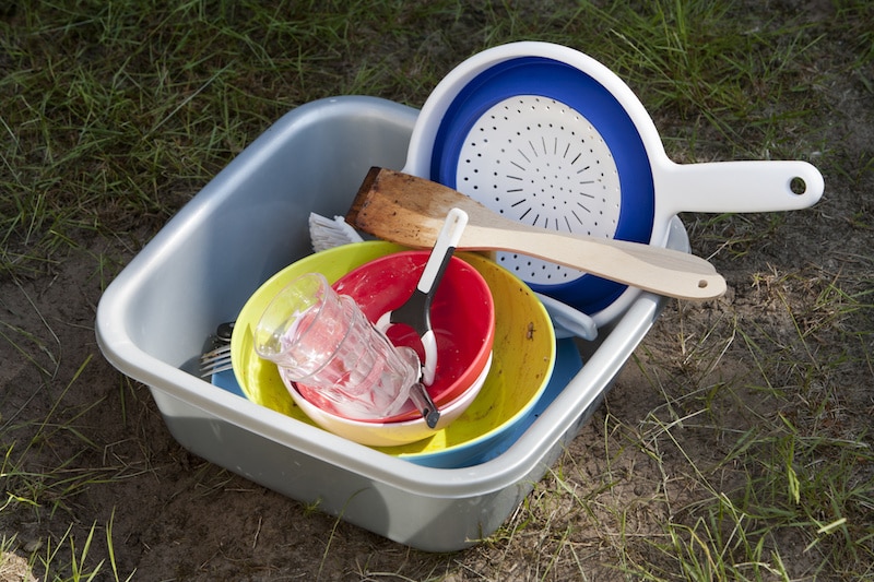 How to Clean Dishes While Camping
